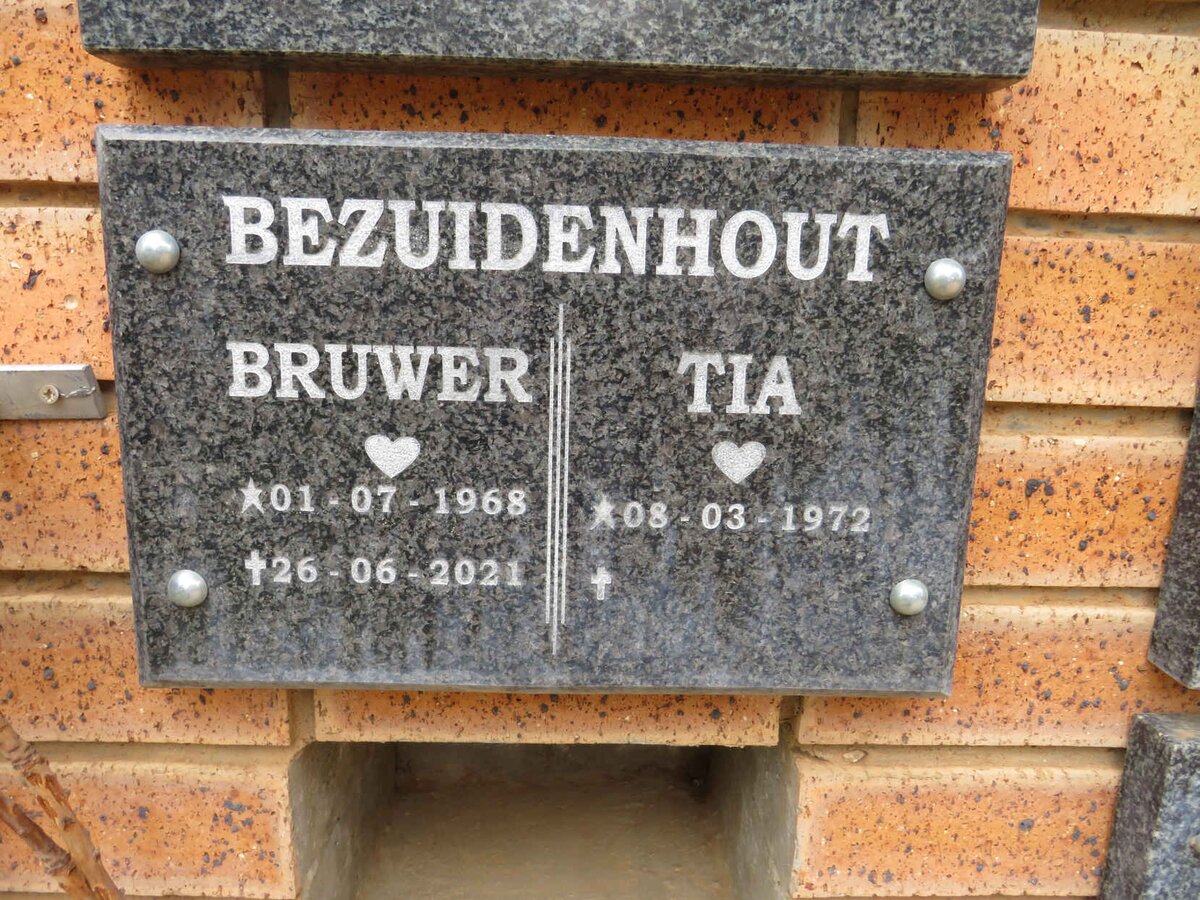BEZUIDENHOUT Bruwer 1968-2021 & Tia 1972- 