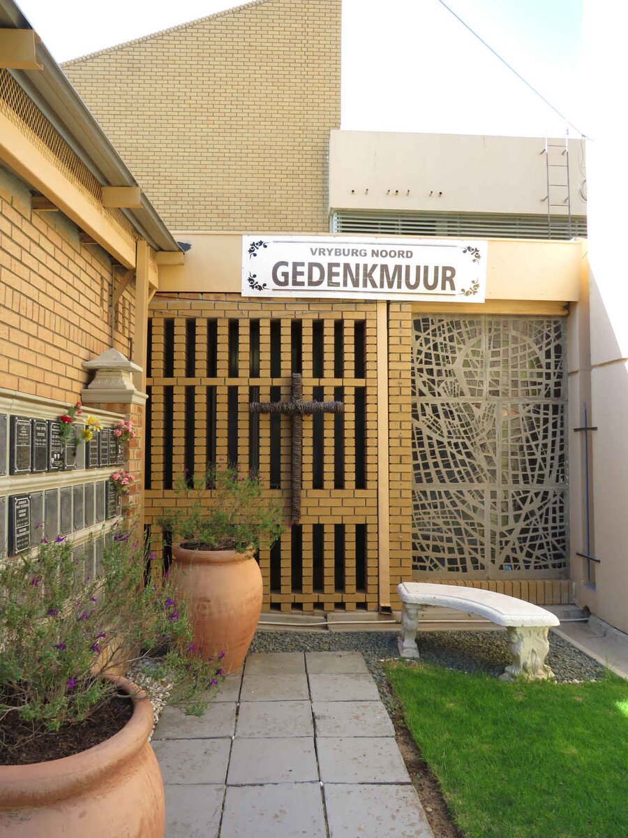 2. Memorial wall/Gedenkmuur