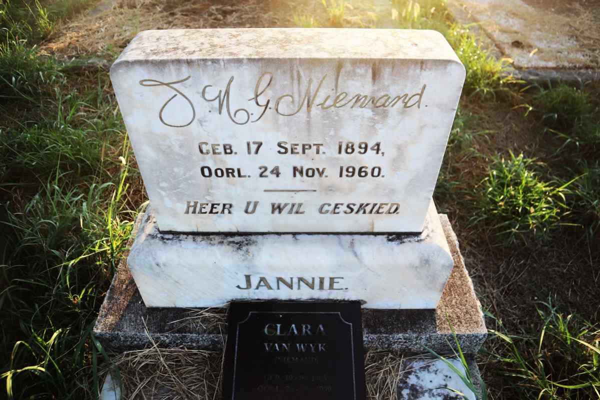 NIEMAND J.?.G. 1894-1960 :: VAN WYK Clara nee NIEMAND 1905-1999_1
