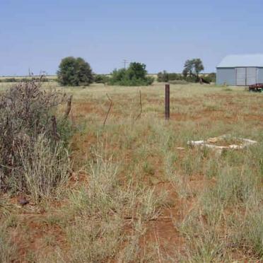 North West, VRYBURG district, Piet Plessis, Kalk Laagte 264, farm cemetery