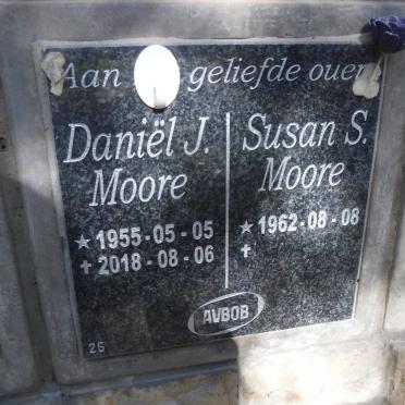 MOORE Daniel J. 1955-2018 &amp; Susan S. 1962-