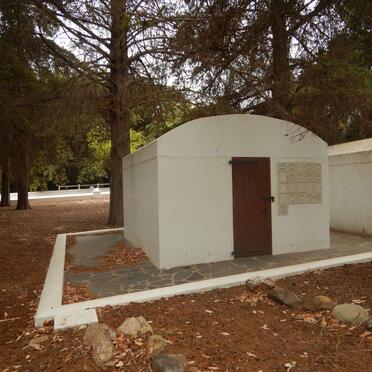 2. Gedenkmuur asook Driefontein grafkelder / Memorial wall as well as Driefontein mausoleum