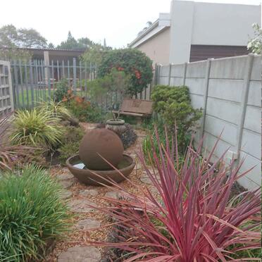 3. Tuin by gedenkmuur