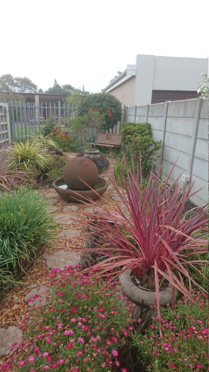 3. Tuin by gedenkmuur