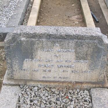 MOORE Agnes 1858-1945