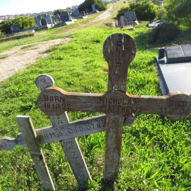 MATTHEWS Nicholas 1932-2006 &amp; Maria 1935-2015 