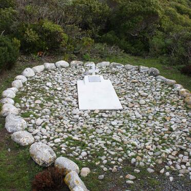 Western Cape, HERMANUS district, Gansbaai, Danger Point Lighthouse, single grave