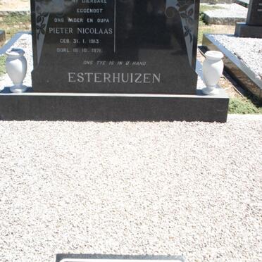 ESTERHUIZEN Pieter Nicolaas 1913-1971 :: BASSON Johannes Nicolaas Smit &amp; Helena Johanna ESTTERHUIZEN 1941-1994