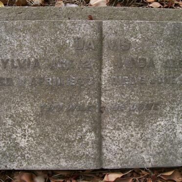 DAVIS Sylvia -1933 :: DAVIS Linda -1944