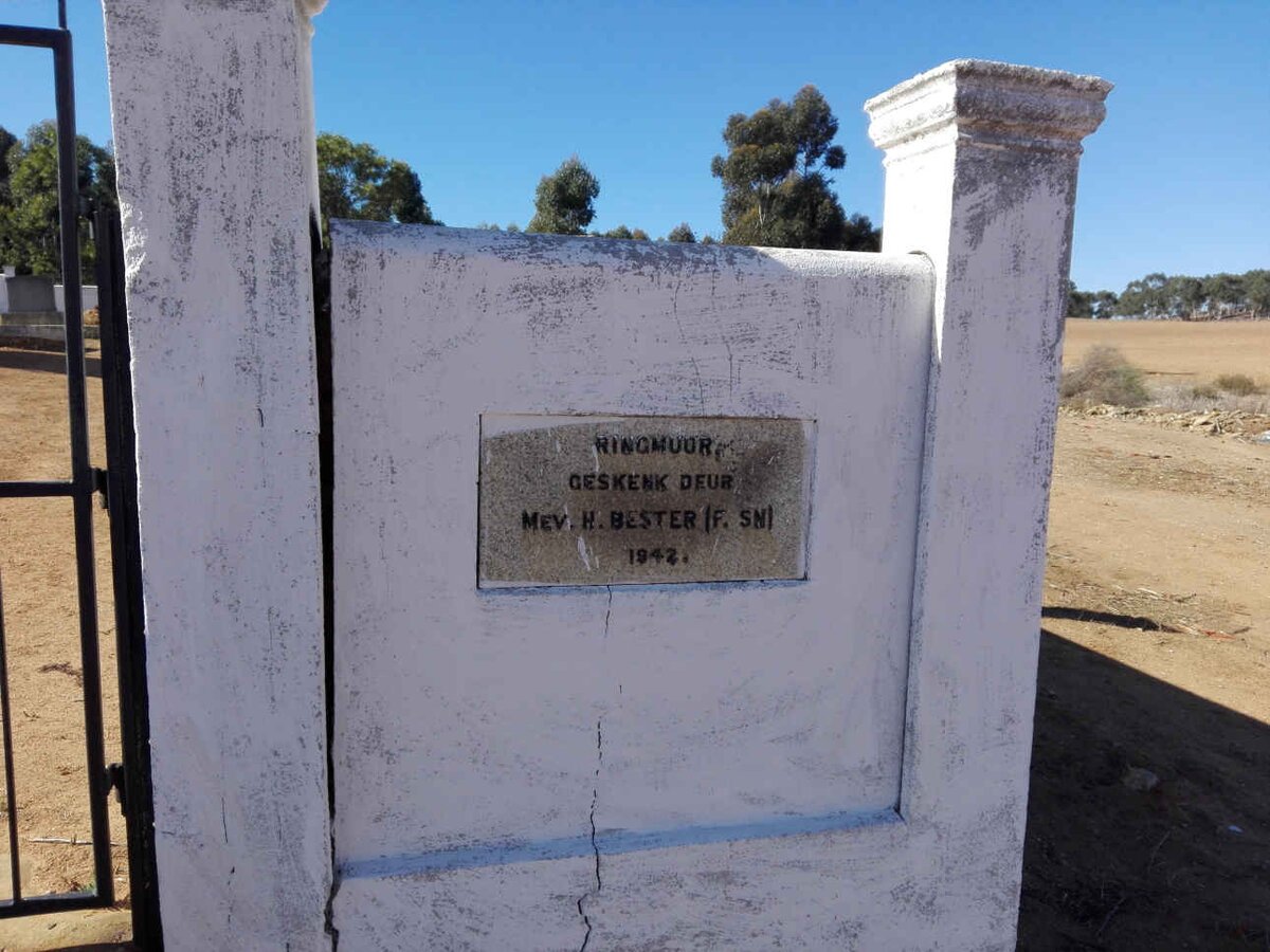 4. Ringmuur geskenk deur H BESTER 1942