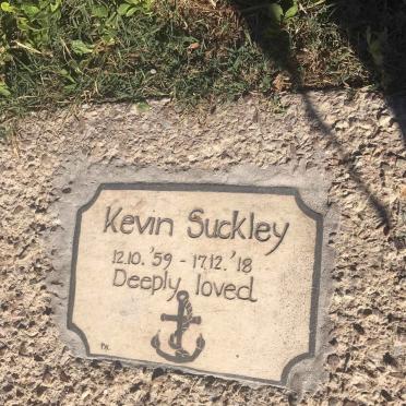 Western Cape, ONRUSRIVIER, VERMONT &amp; SANDBAAI, Memorial plaques on benches and along pathways