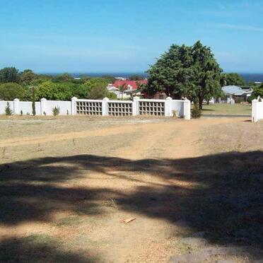 1. Ingang met gedenkmure weerskante / Entrance with memorial walls on both sides