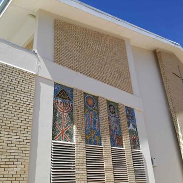 Western Cape, OUDTSHOORN, NG Kerk Oudtshoorn-Park, Muur van herinnering