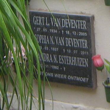 DEVENTER Gert L., van 1934-2005 &amp; Sophia N. 1937-2011 :: ESTERHUIZEN Sandra N. 1962-
