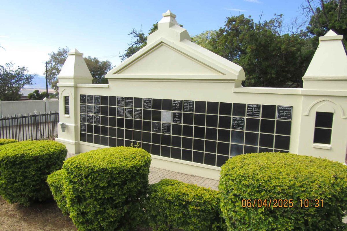 2. Memorial Wall / Gedenkmuur