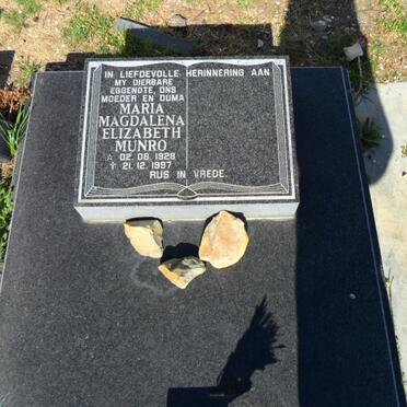 MUNRO Magdalena Elizabeth 1928-1997