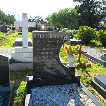 STEENKAMP Gerhard 1954-2001