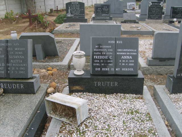 TRUTER Freddie C. 1905-1981 &amp; Anna 1918-2000