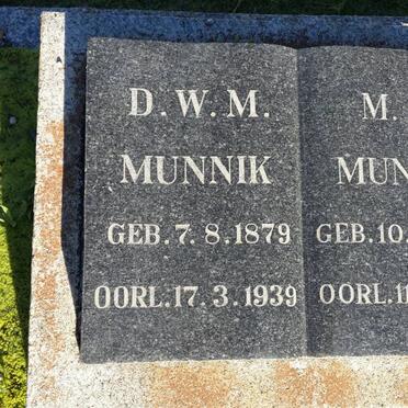 MUNNIK D.W.M. 1879-1939 &amp; M.J. 1889-1959
