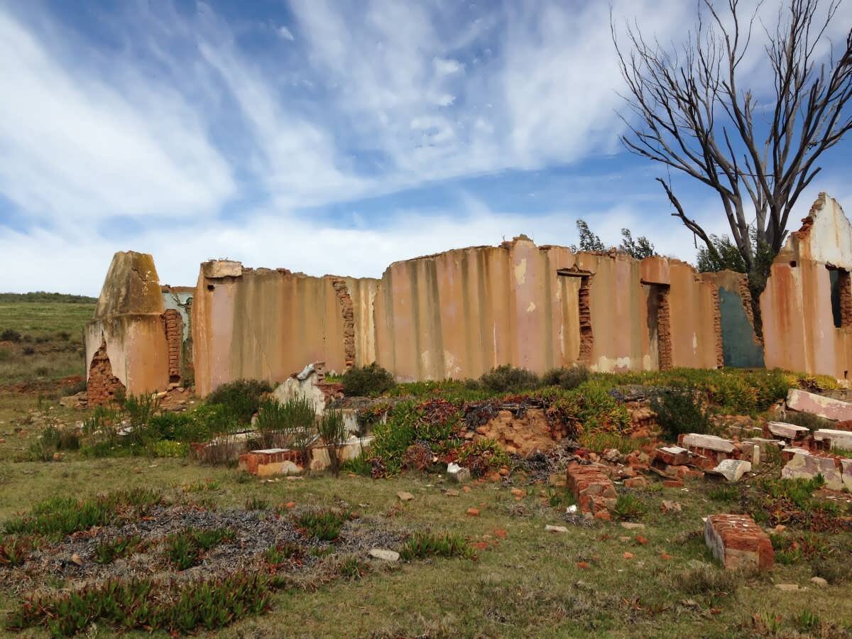 4. Huis by Begrafplaas