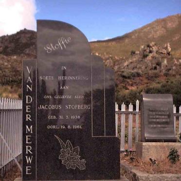 Western Cape, WORCESTER district, Rawsonville, Groote Vlakte 414_3, Badsberg Wine Cellars, farm cemetery