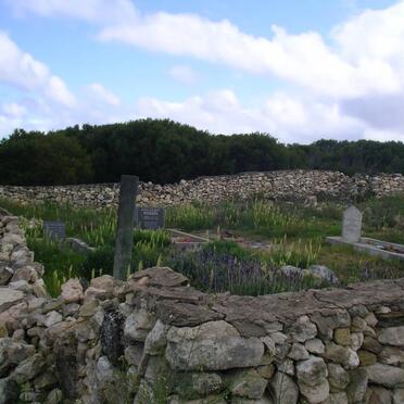 Western Cape, RIVERSDALE district, Vermaaklikheid, Vermaaklykheid 499, farm cemetery_08