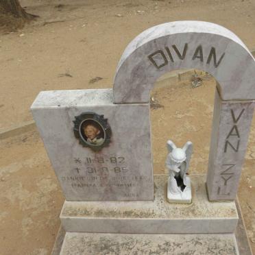 ZYL Divan, van 1982-1985